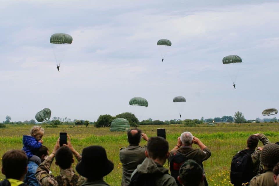 Image de La Barquette parachuting by the US Army